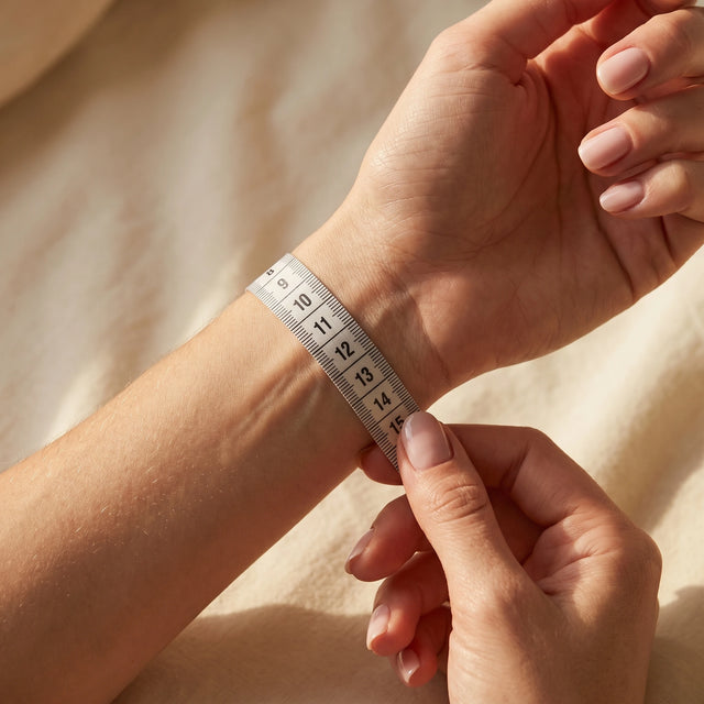 Measuring the wrist with a tape measure